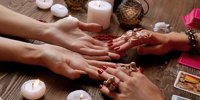 voyante lisant des lignes de la main