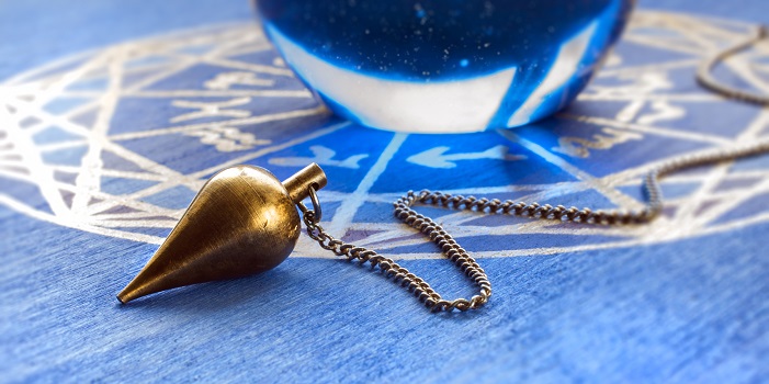 pendule doré posé sur une table