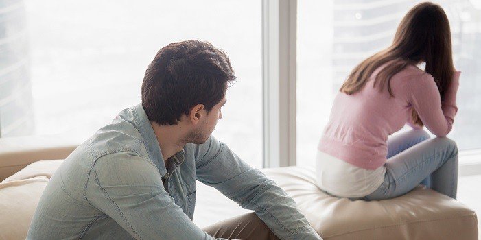 femme tournant le dos à son partenaire