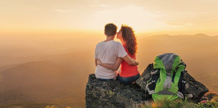 couple devant un coucher de soleil